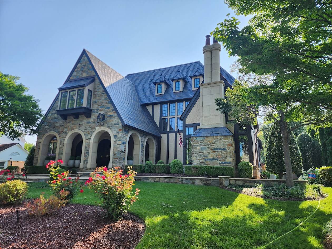 Professional roof cleaning service